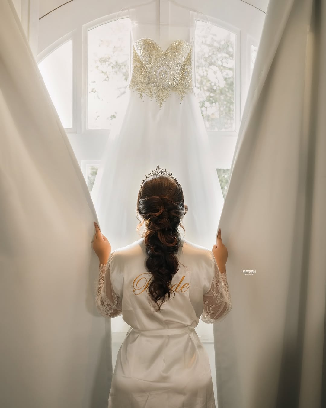 Hairstylist Magaby working on bride at hotel