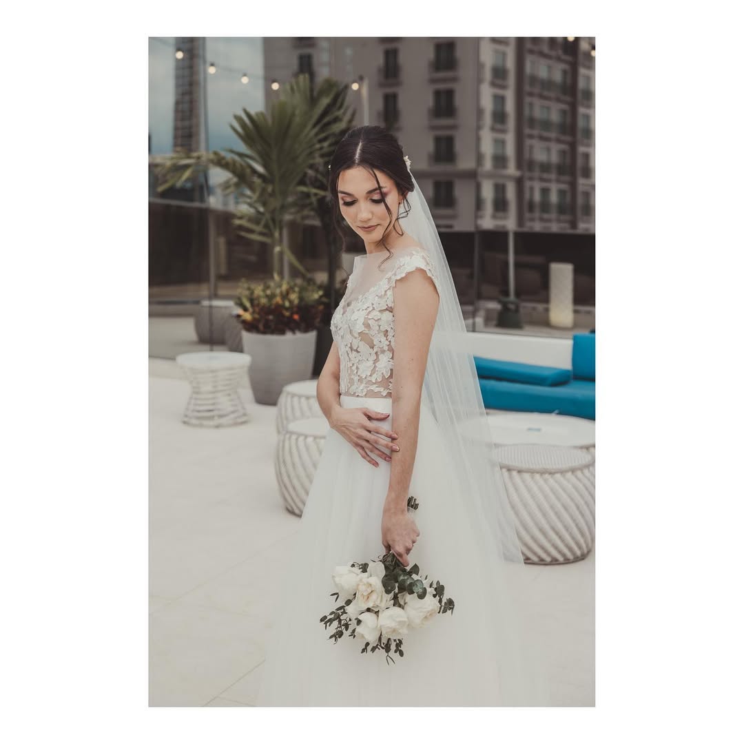 Hollywood waves for romantic civil bride look